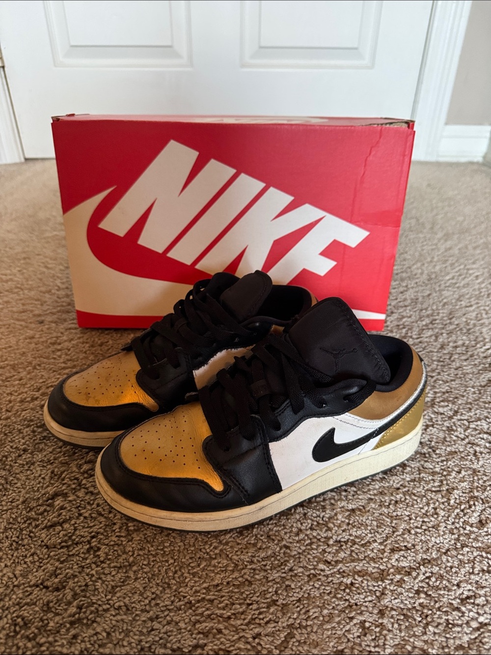 Air Jordan 1 Low "Gold Toe" sneakers